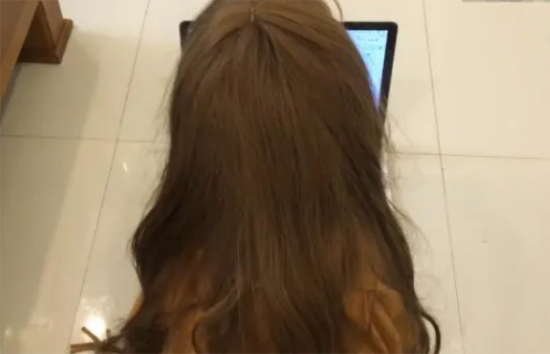 二哈戴假发装扮成女主人，看到狗子正面时被逗笑了